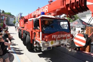 Read more about the article 100 Jahre NÖ: Amstettner Feuerwehren präsentierten sich mit Fahrzeugparade