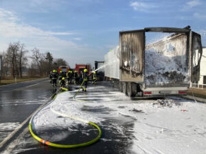 Read more about the article Amstettner Feuerwehren löschten LKW-Brand, der mit Kunststoff und Elektroschrott geladen war