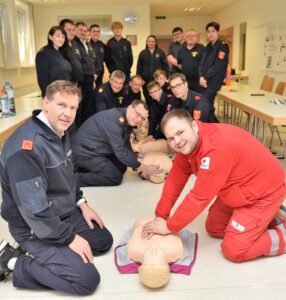 Read more about the article 15 Amstettner Feuerwehrmitglieder absolvierten Erste Hilfe-Kurs