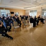 Kommandanten des Abschnitts drückten die Schulbank