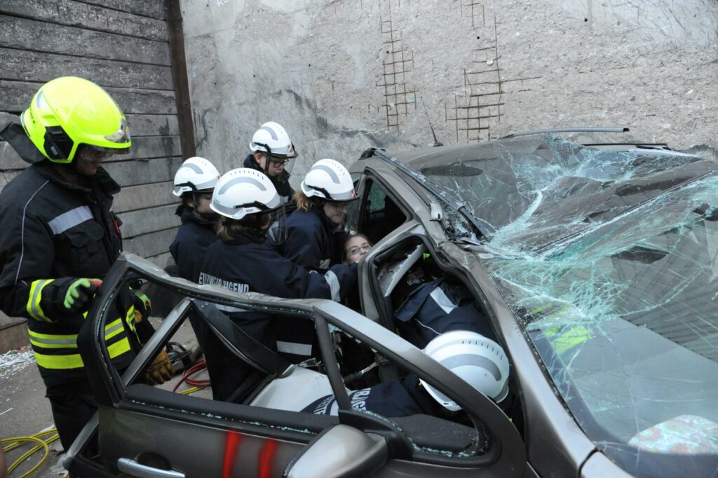 56 Amstettner Feuerwehr-Jugendliche übten Einsatzszenarien mit großem Engagement