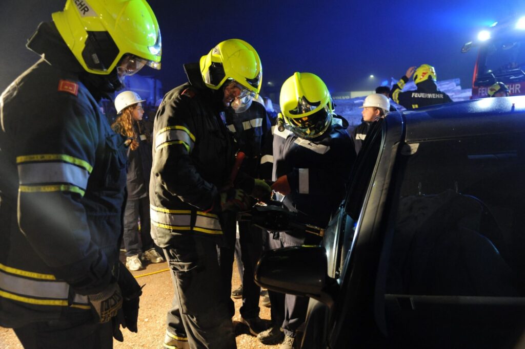 66 Amstettner Feuerwehrjugendliche übten realitätsnah Einsatz nach Unfällen